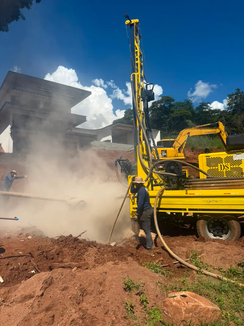 Perfuratriz amarela da Direcional em operação no terreno